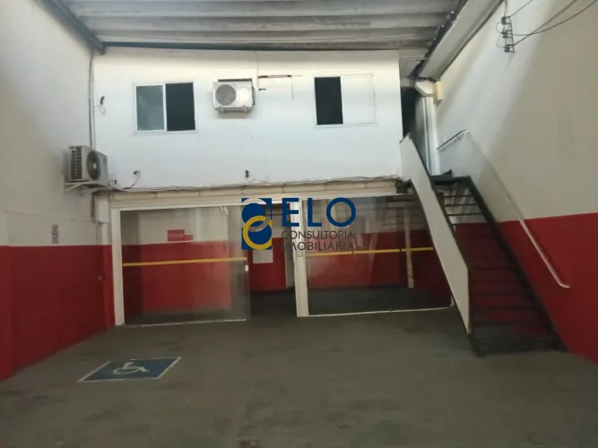 Galpão Comercial para Locação no Centro de Santos-SP: 3 Salas, 2 Banheiros, 2 Vagas de Gar