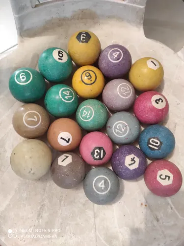 Bolas de sinuca,antigas,pequenas e avulsas ,não é um jogo: