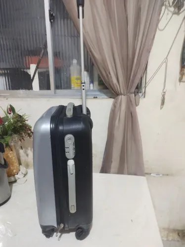 Vendo uma mala de material rígido de 10kg