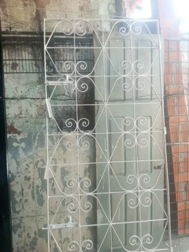 Portão de ferro grossa espessura seminovo 95cm X 2,10m. Negociável!
