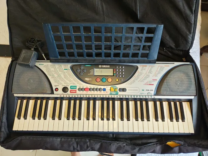 Teclado Yamaha PSR-240 com Fonte e Suporte de Partitura + Bag