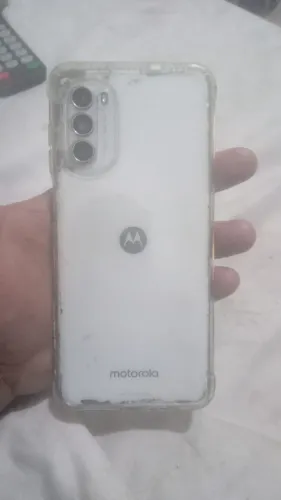 2 celulares à venda sendo um Samsung e outro motoro