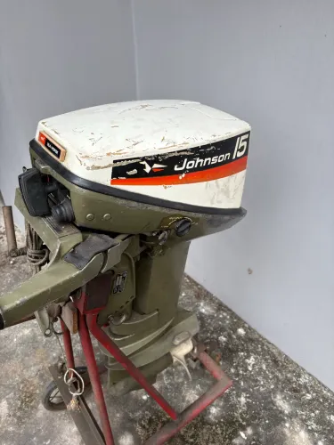 Motor de Popa Johnson 15 HP (1974) - Modelo 15R 74S - Com Carrinho 