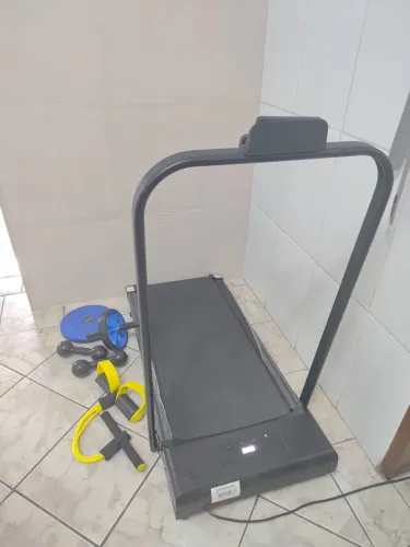 Esteira para exercício mais acessórios de musculação