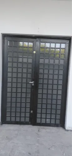 Porta com fechadura tetra toda no vidro