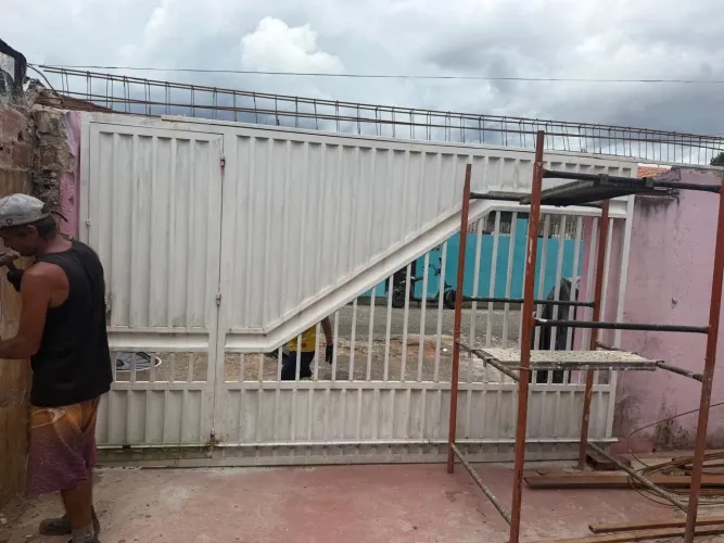 Vendo este portão deslizante de ferro branco
