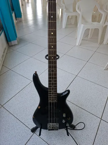 Baixo Memphis, 4 cordas, só preciso trocar as cordas
