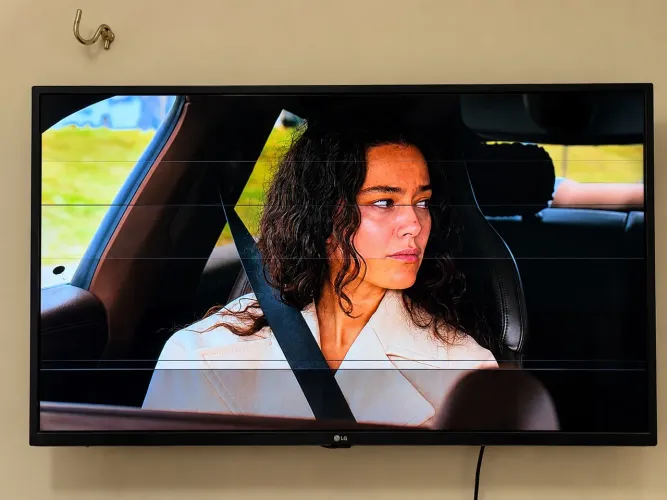 Smart TV LG 43" 4K UHD - Tela com defeitos