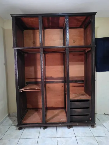 Guarda roupas de madeira pura