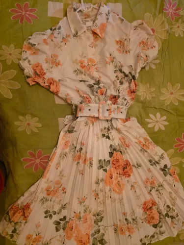 Vestido branco com flores com cinto