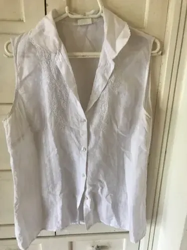 Blusa branca de linho bordada