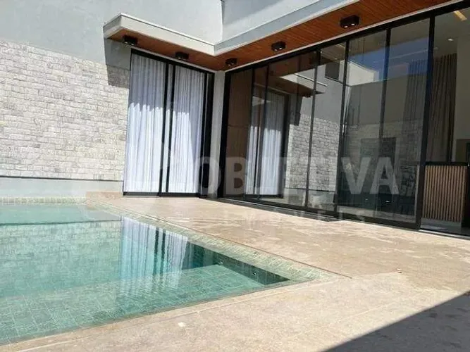 Maravilha casa térrea de alto padrão em condomínio fechado na Zona Sul de Uberlândia
