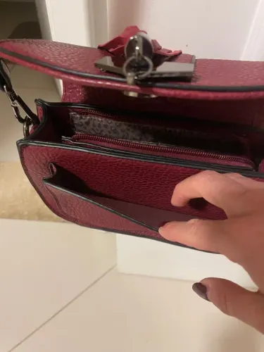 Duas bolsas em verniz da schutz e outra bolsa de outra marca, na cor vinho