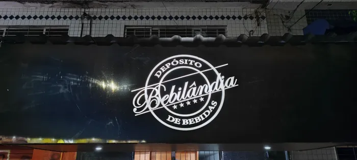 Placa de ACM com Logo em LED para Depósito de Bebidas com PVC com Estampa de Madeira