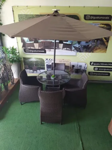 Mesa com ombrelone e poltronas 