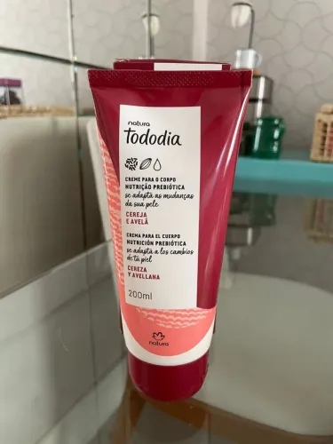 Creme hidratante Natura todo dia Cereja e avelã 200ml