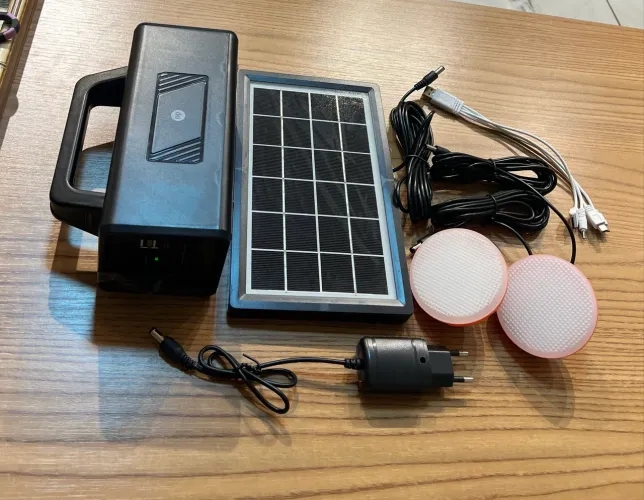 Kit Bateria Portátil com Painel Solar + Lanterna Holofote 100W