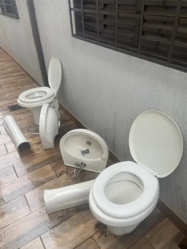 Vasos sanitários com tampas+ lavatórios com torneiras e válvulas 