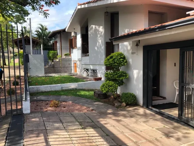 Casa 4 dormitórios com piscina no bairro Jardim Mauá.