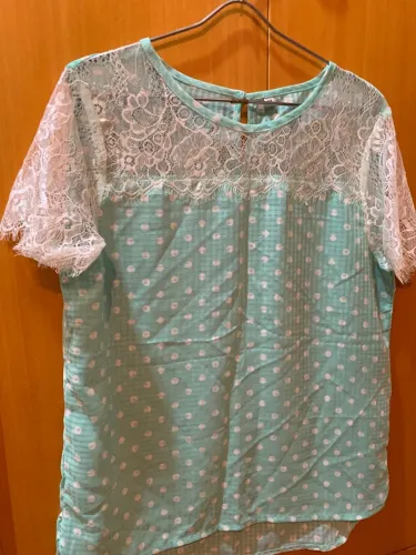 Blusa de seda verde de poá.