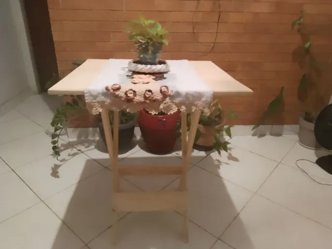 Mesa dobrável de madeira de reflorestamento