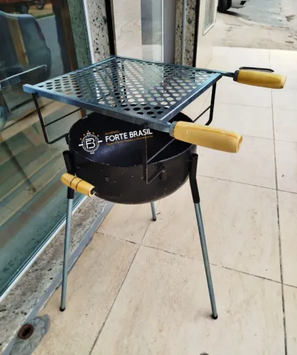 Churrasqueira fundo de ferro grosso com grelha de inox - NOVA