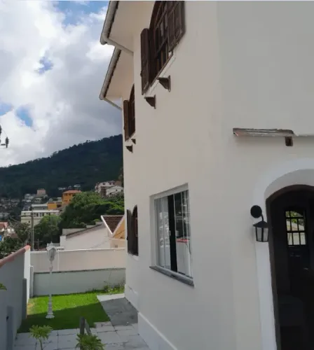 Casa Petrópolis Mosela 4 quartos rua próxima a Igreja