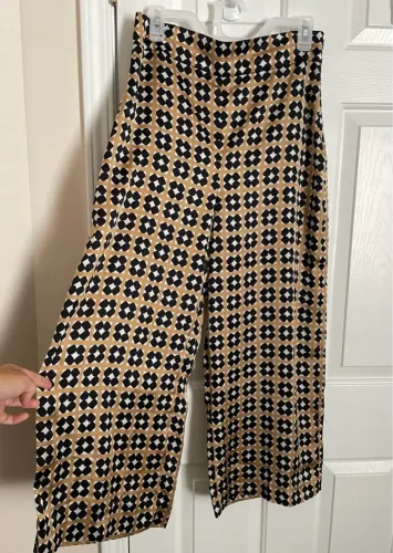 Calça pantacourt wide leg estampada Zara em cetim
