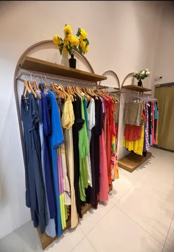 Arara em Metalon e mdf para loja de roupas