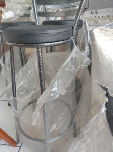 Banqueta de Metal alta com Assento Estofado