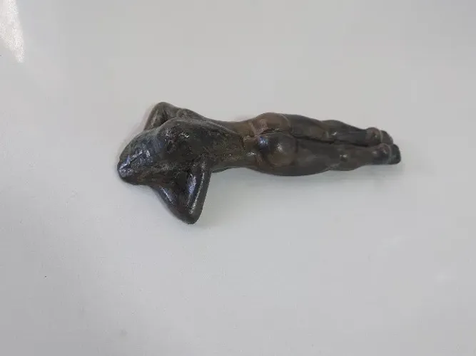 Escultura feminina mulher em bronze estilizada