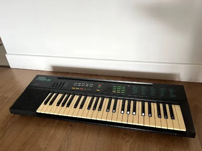 Teclado Yamaha PSR-6  (duas teclas com defeito)