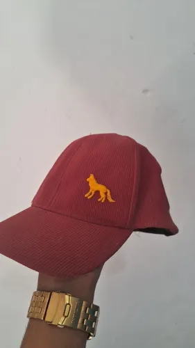 Estilo Casual: "Boné Acostamento Corduroy (Veludo) - Cor Vinho/Bordô"