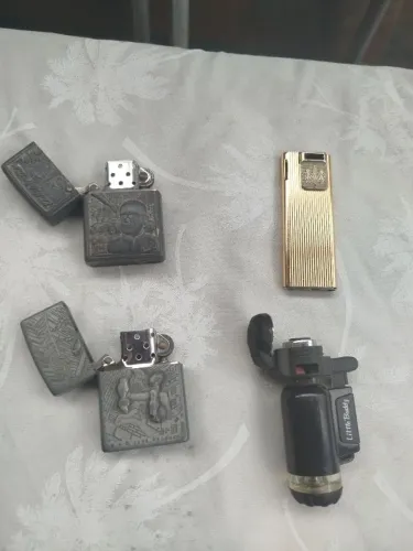 Coleção de isqueiros antigos .