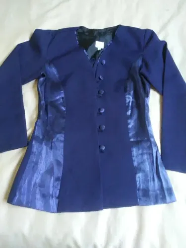 Roupas femininas seminovas.