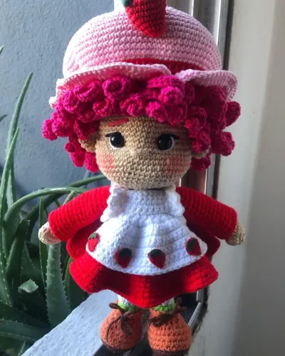 Boneca Moranguinho de Crochê Artesanal