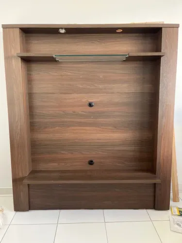 Rack para TV com prateleiras e nichos