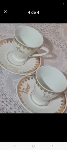 Jogo de xícaras de porcelana com pires
