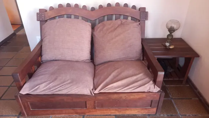 Sofás de madeira maciça 2 lugares, 02 unid. - R$ 3.400,00