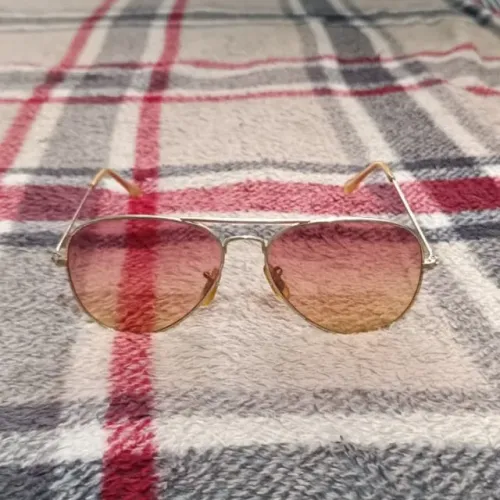 Óculos de sol modelo aviador com lentes em degradê marrom/rosado e armação metálica 