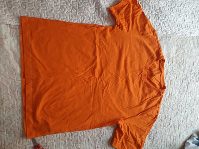 Camiseta laranja vibrante