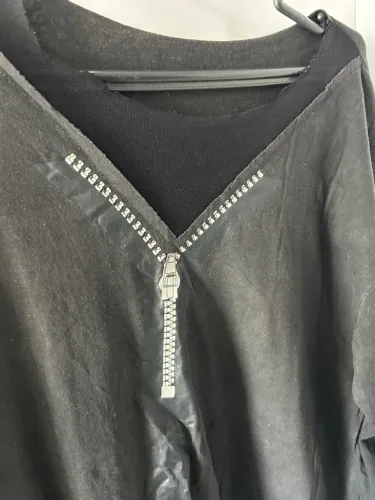 Blusa preta com desenho detalhe de zíper