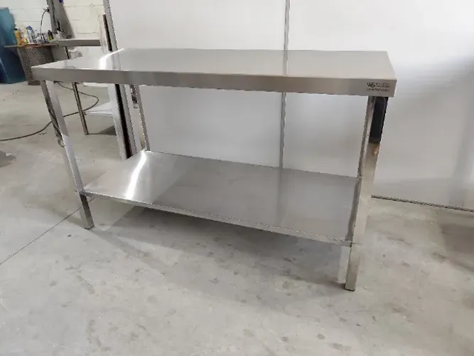 Mesa Inox 2,00m com prateleira - Fluxo rápido de trabalho