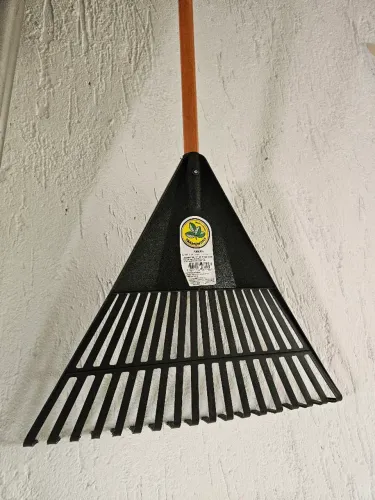 Rastelo para Jardim Tramontina - Vassoura Plástica Preta com Cabo de Madeira - NOVA!