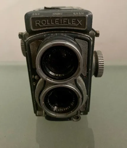 Câmera fotográfica da marca Rolleiflex, em bom estado