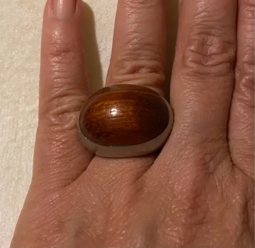 Anel de madeira com design exclusivo e elegante