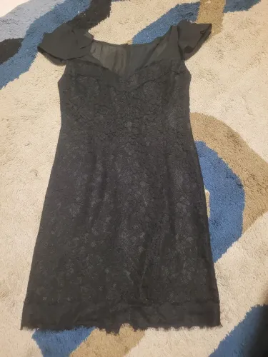 Vestido de renda preto com detalhes