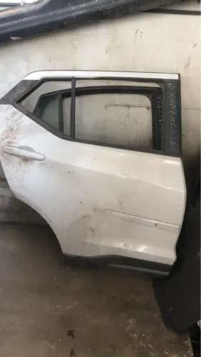W Porta traseira direita do Nissan Kicks 2017