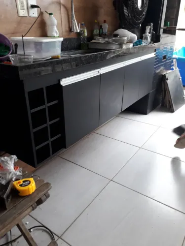 Bancada de cozinha com adega