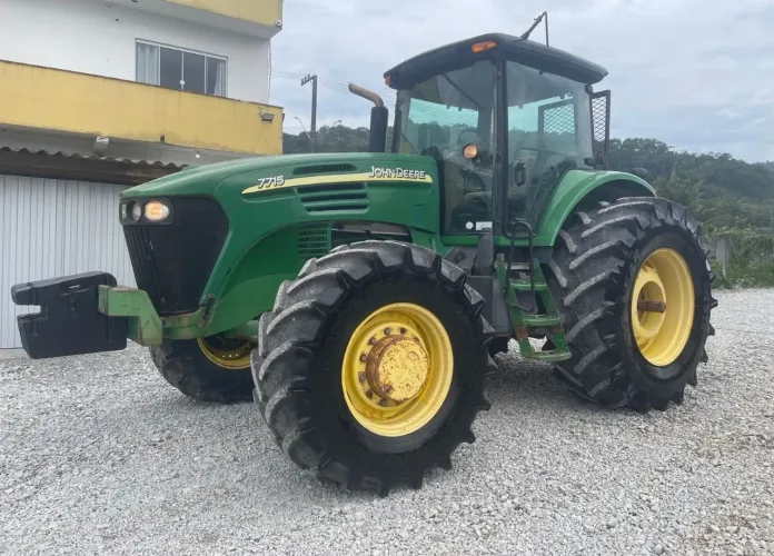 Trator John Deere 7715 ano 2011, 4x4, com ar condicionado, em SC